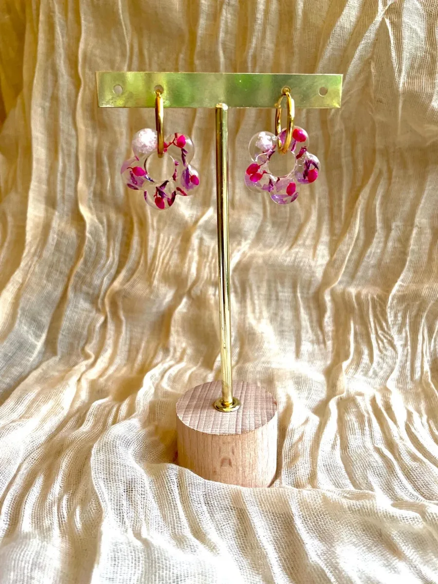 Créoles Étheria en forme de fleur en résine transparente aux fleurs séchées roses et violettes, sur présentoir doré