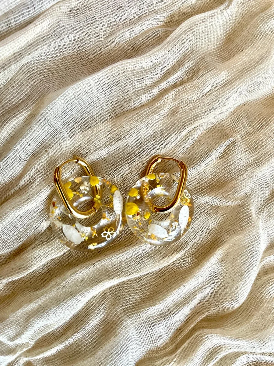 Créoles dorées Étheria avec anneaux en résine transparente incrustée de fleurs jaunes et blanches