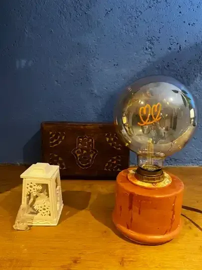 Lampe décorative en résine minérale terracotta avec ampoule filament cœur