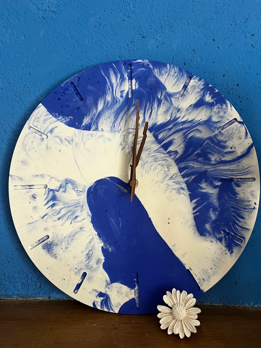 Horloge murale artisanale en résine minérale marbrée bleu et blanc, faite main à Lectoure