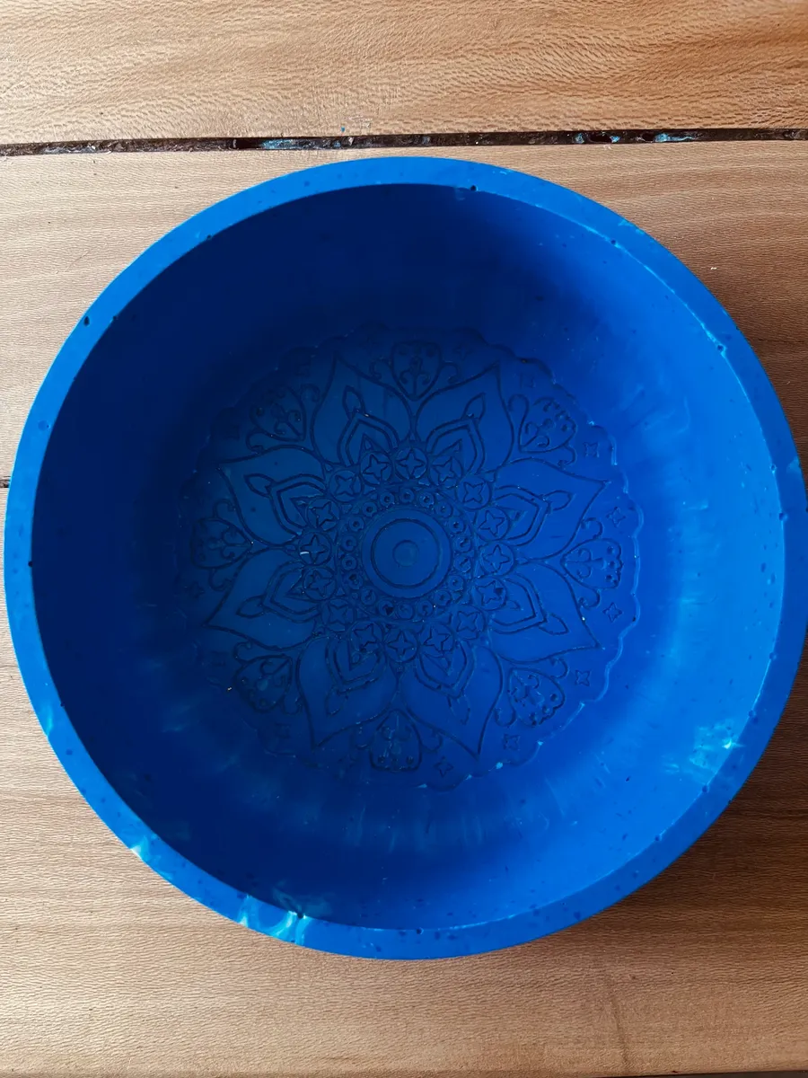 Coupelle artisanale en résine minérale bleue gravée d'un mandala