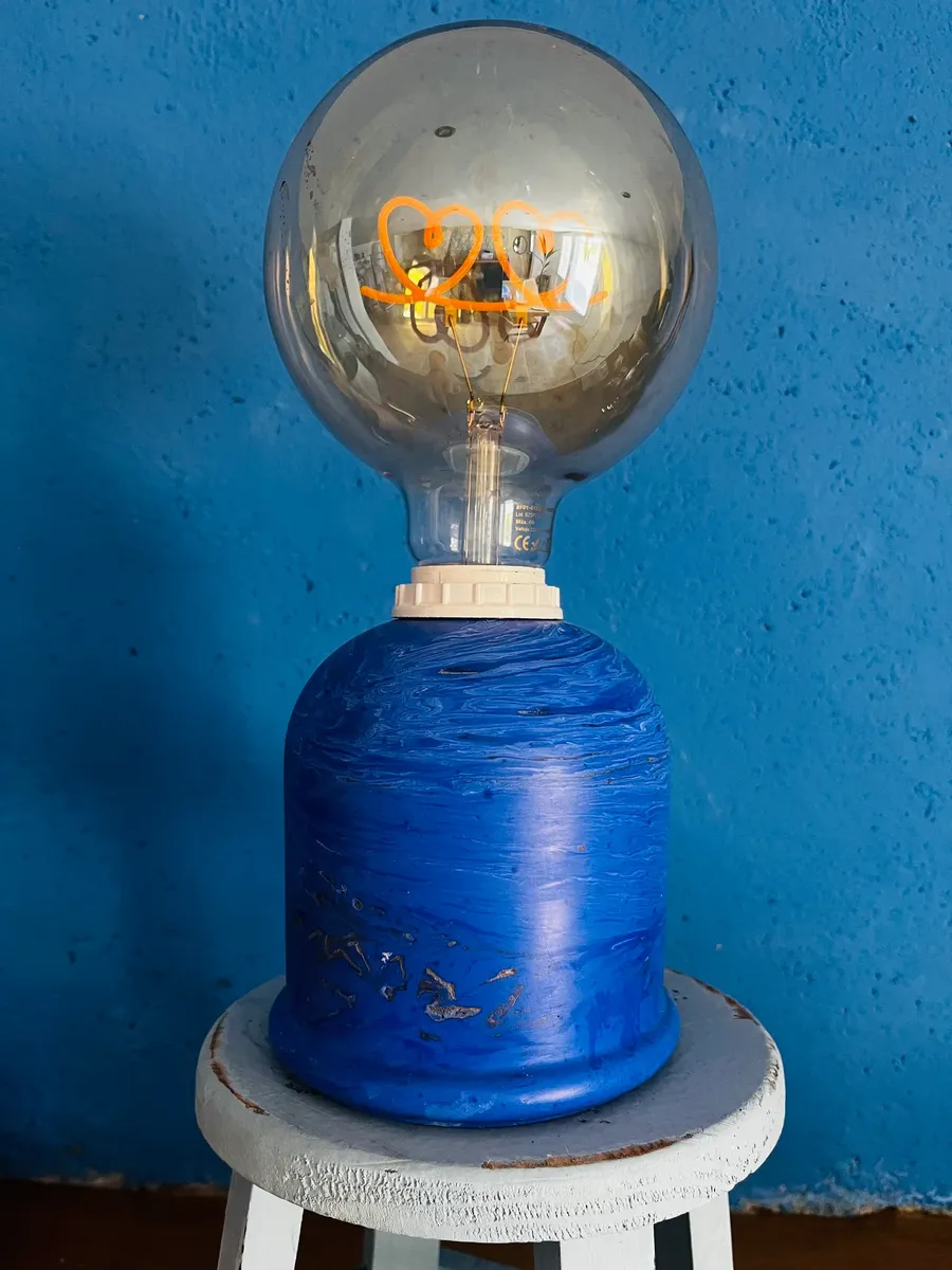 Lampe décorative en résine minérale bleue avec ampoule filament