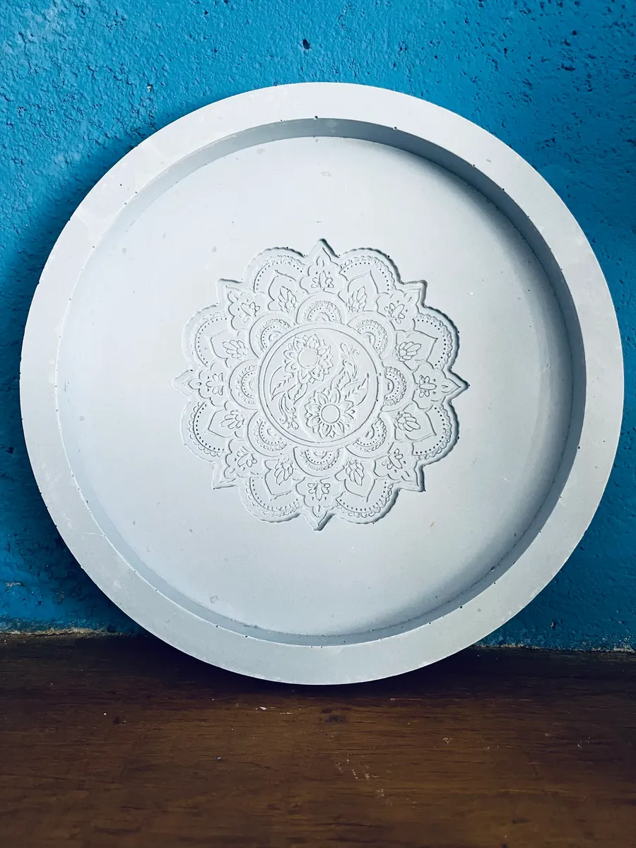 Plateau rond en résine minérale blanche avec mandala décoratif en relief