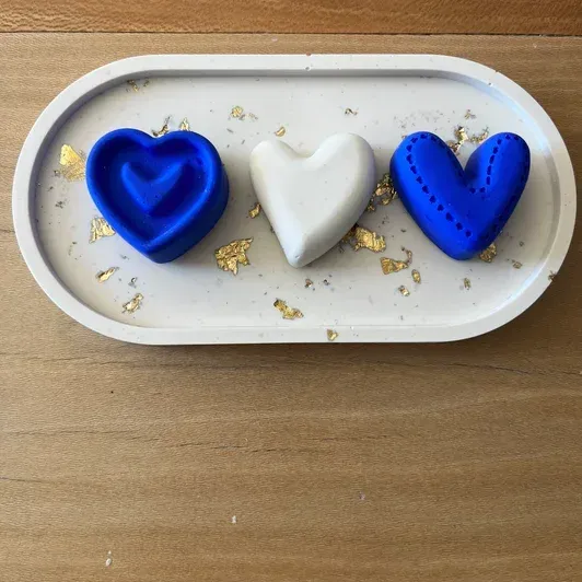 Plateau vide-poche blanc et cœurs décoratifs bleus en résine minérale