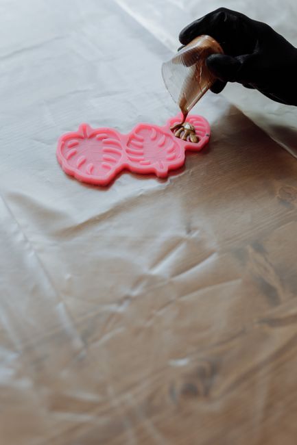 Coulée de résine dans un moule en silicone lors d'un atelier créatif